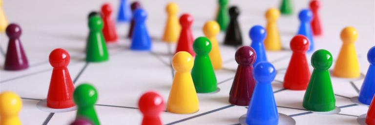 Bild zeigt Spielfiguren als Symbol für die Netzwerkmitglieder