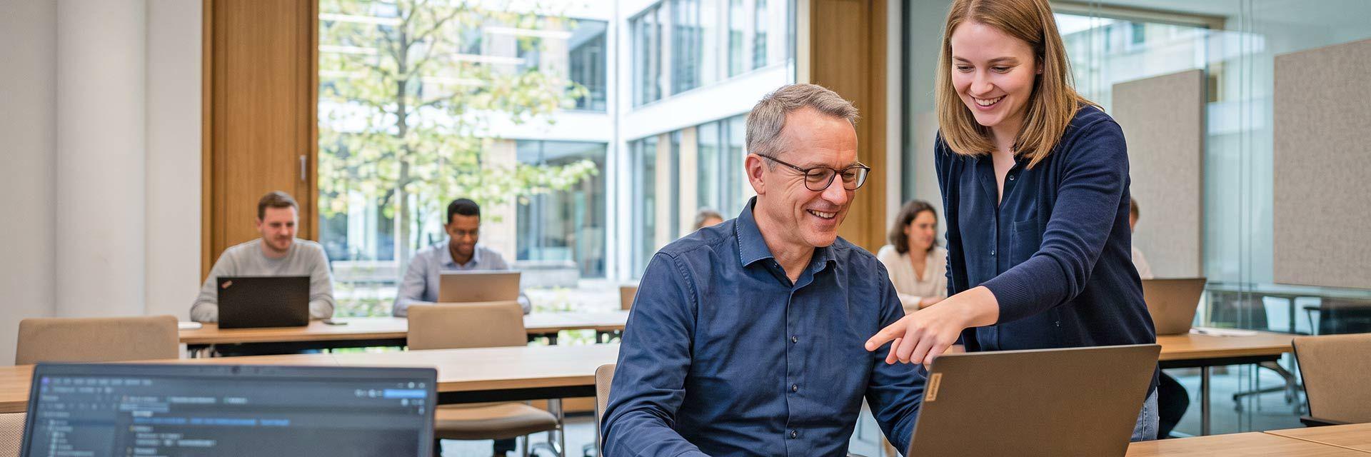 Digitale Kompetenzen als Teil der Weiterbildung nach 50, begleitetes Lernen am Laptop